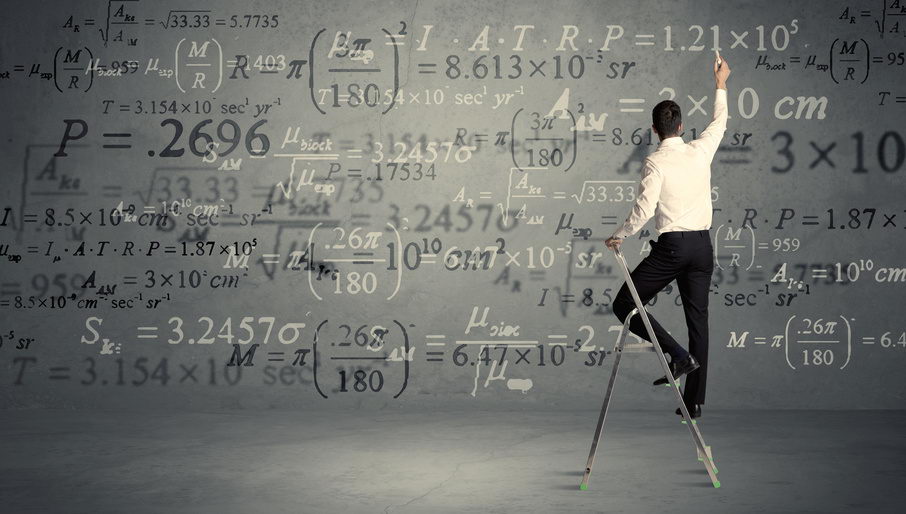 Mann schreibt Formeln auf eine Wand (Berechnungsservice von PokornyTec) 